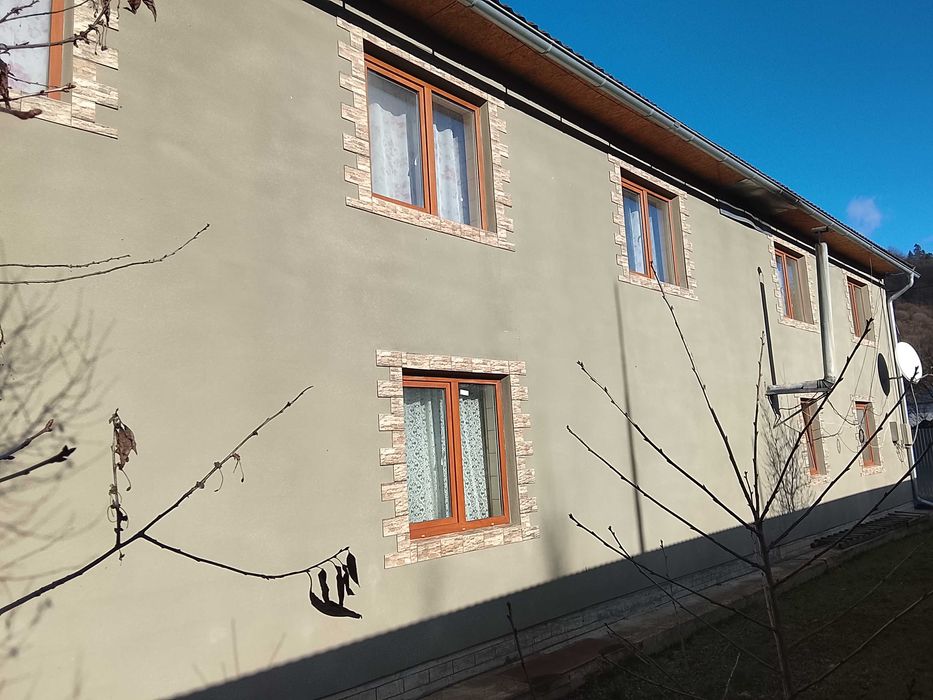 Житловий будинок з вбудованими приміщеннями комерційного призначення