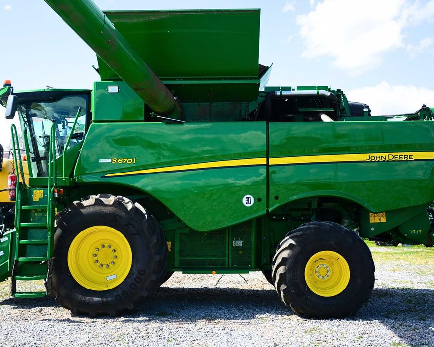 John Deere S670I
