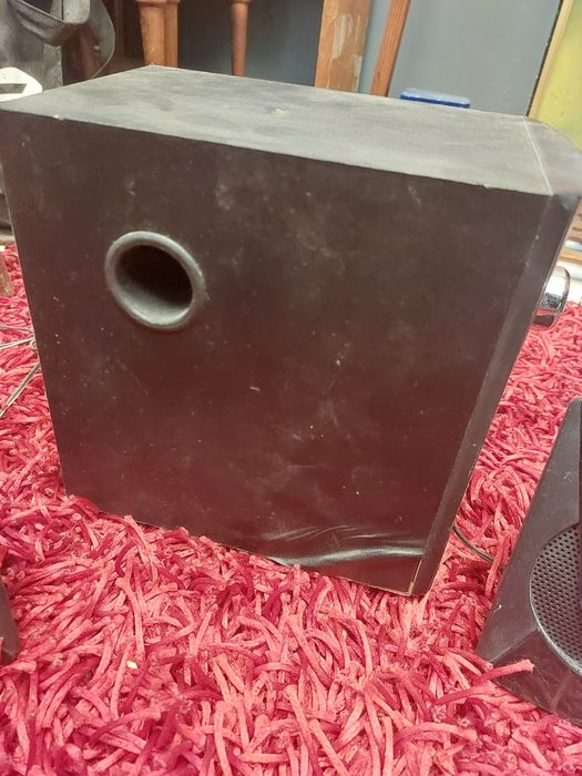 Sistema de colunas multimédia 2.1 da marca M-TK, composto por um subwoofer principal e dois altifalantes satélites. 
Inclui conectividade USB e para c