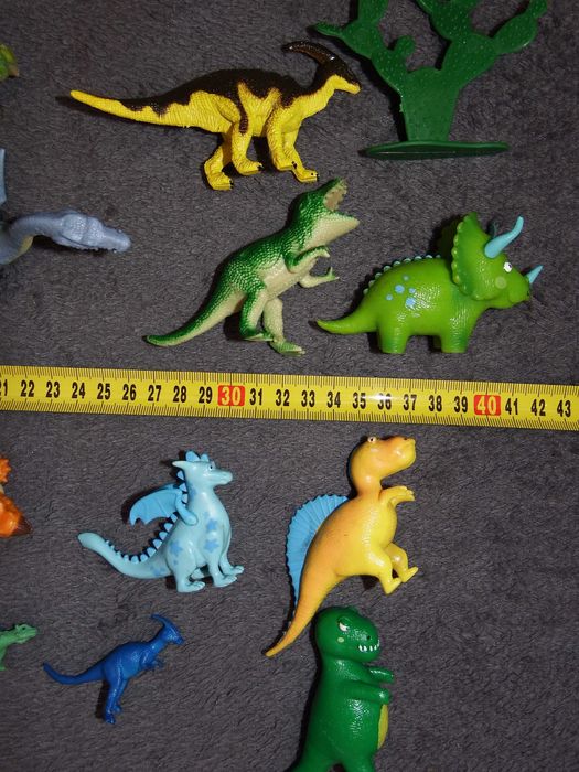 zestaw figurek dinozaurów Lego-nie lego