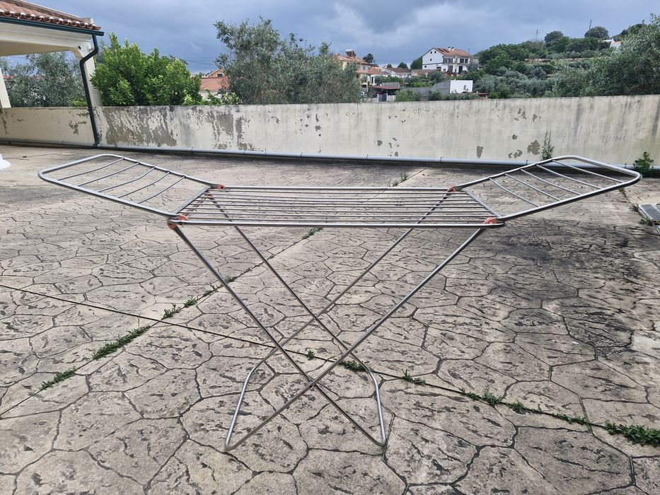 Estendal de chão metálico com abas