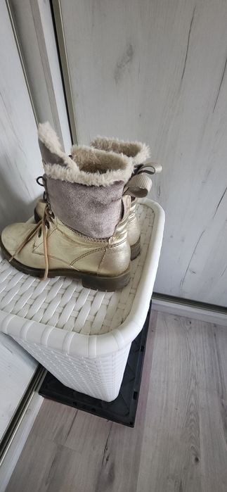 Złote botki-śniegowce