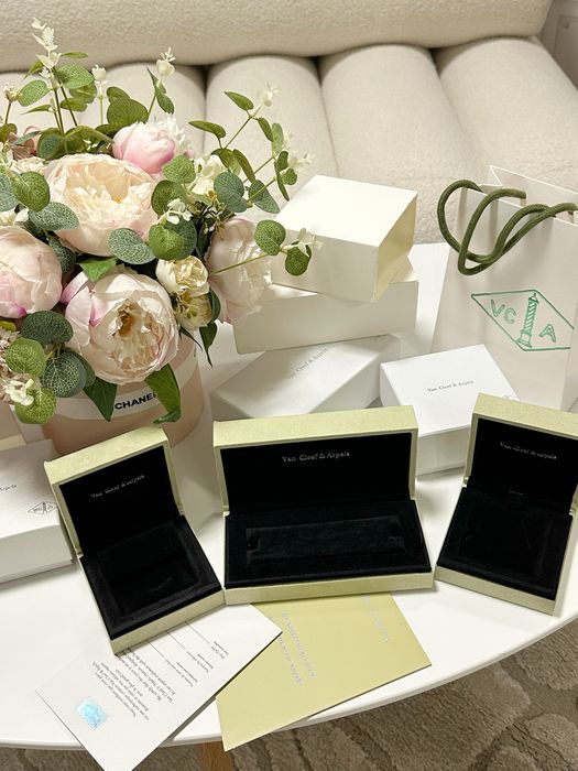 極美品Van Cleef & Arpels 箱 box van cleef - купить подарочные коробки и упаковки - Цена на OLX.ua