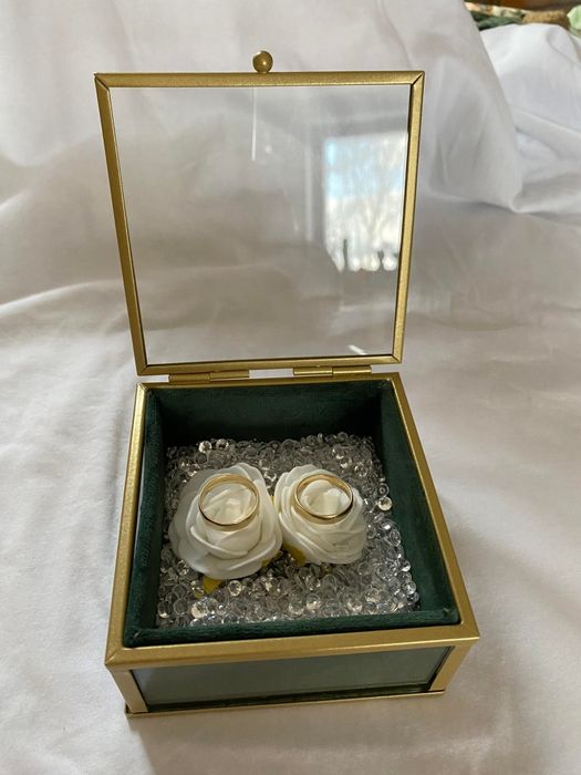 Złota szkatułka na obrączki