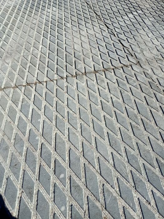 Nacinaniem rusztów posadzek betonowych w oborach