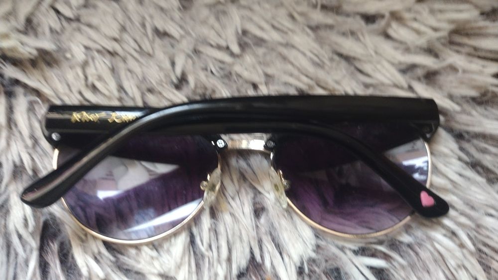 Okulary przeciwsłoneczne Betsey Johnson