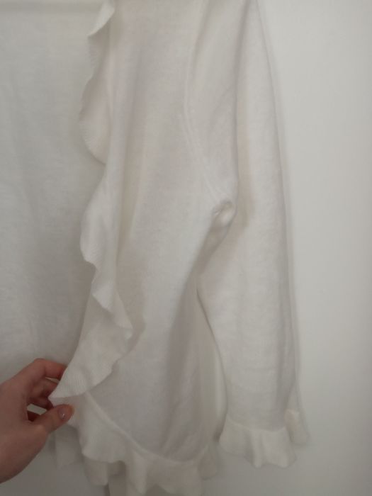 Biały sweterek z falbaną