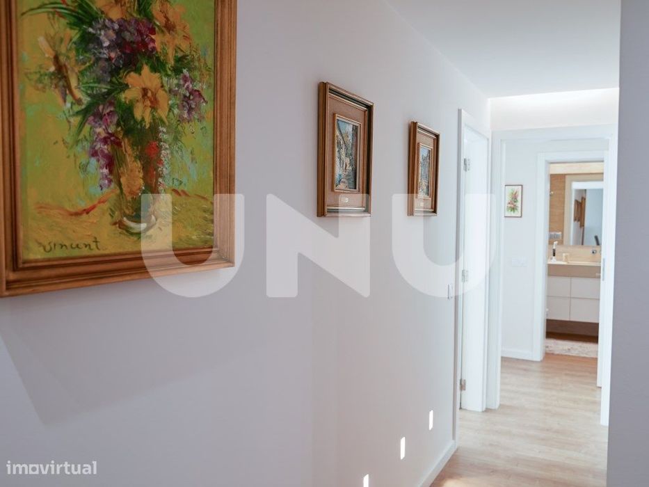 Apartamento T2, remodelado, em condomínio com piscina.