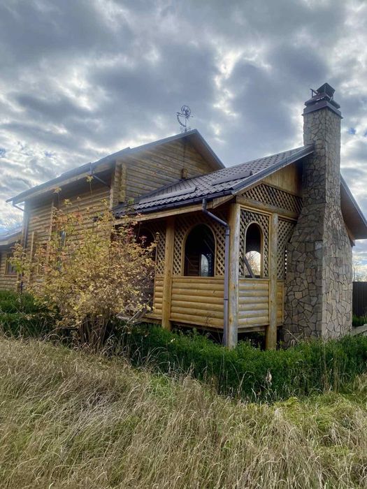 Продається унікальний деревʼяний будинок для життя та відпочинку.