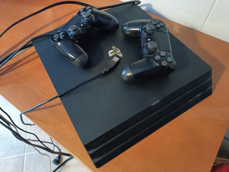 Consola PS4 em bom estado com 2 comandos