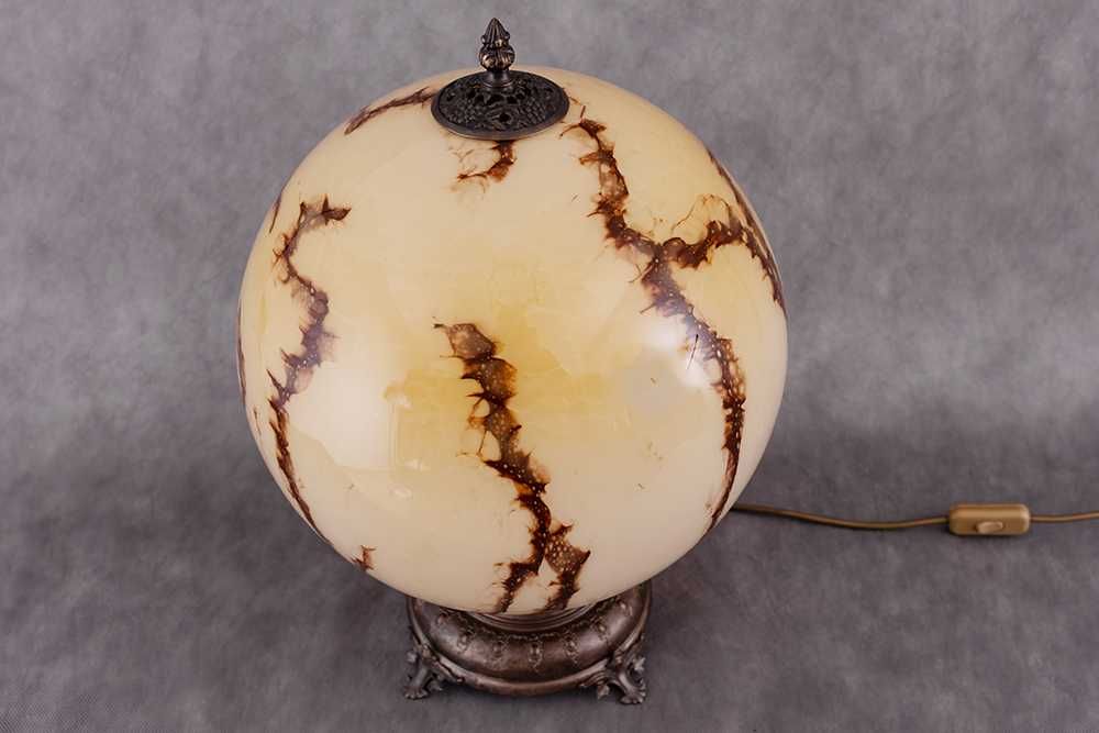 Stara lampa stołowa z marmoryzowanym kloszem - kula