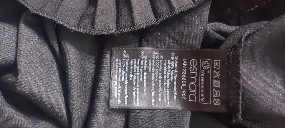 Esmara Plisowana mała czarna midi