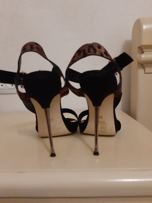 Босоніжки від Abbey Clancy