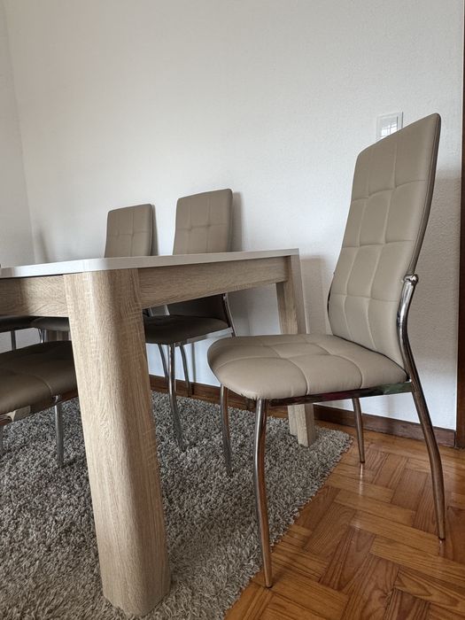 Mesa de jantar extensivel e 6 cadeiras