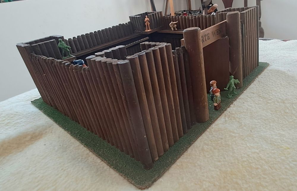 Forte West, em Maeira 47x47x14 cm ( Soldadinhos e mini figure não incl