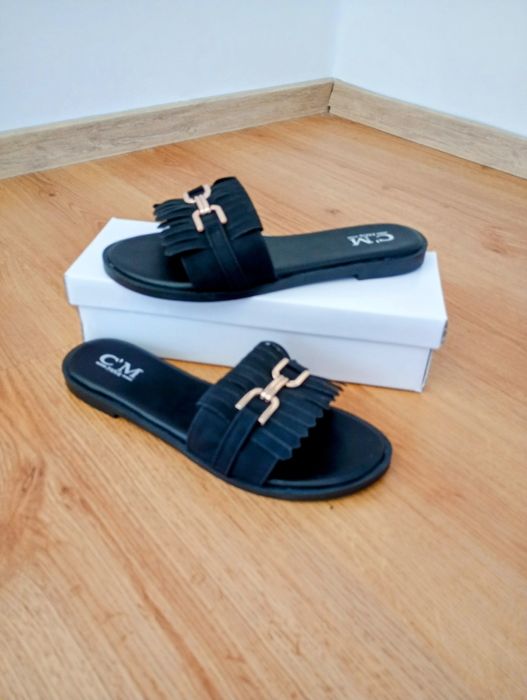 Eleganckie czarne klapki 39