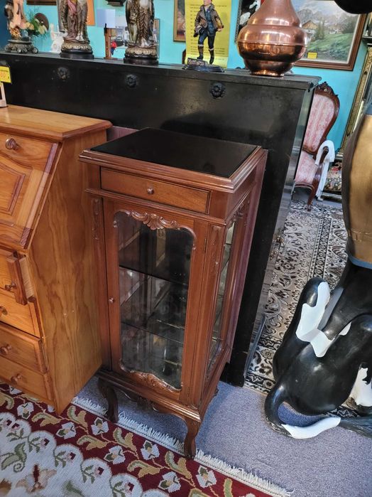 Cristaleira antiga em madeira prateleiras em vidro e fundo em espelho