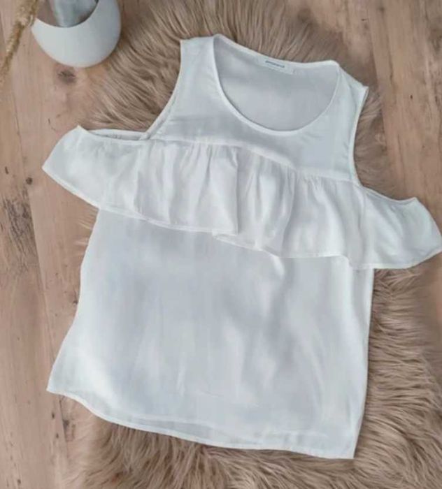 Biała bluzka Promod cold shoulder z falbaną