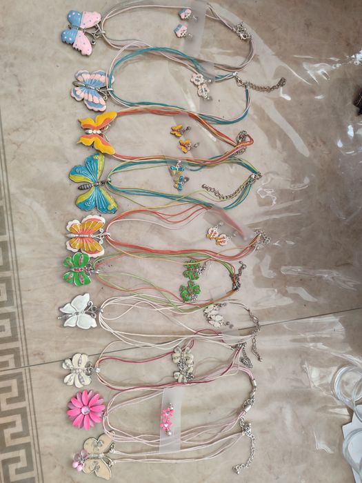 Lote de 10 Fios lindos com pendentes de borboleta com brincos