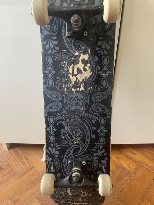 Skate usado com aguns defeitos estéticos