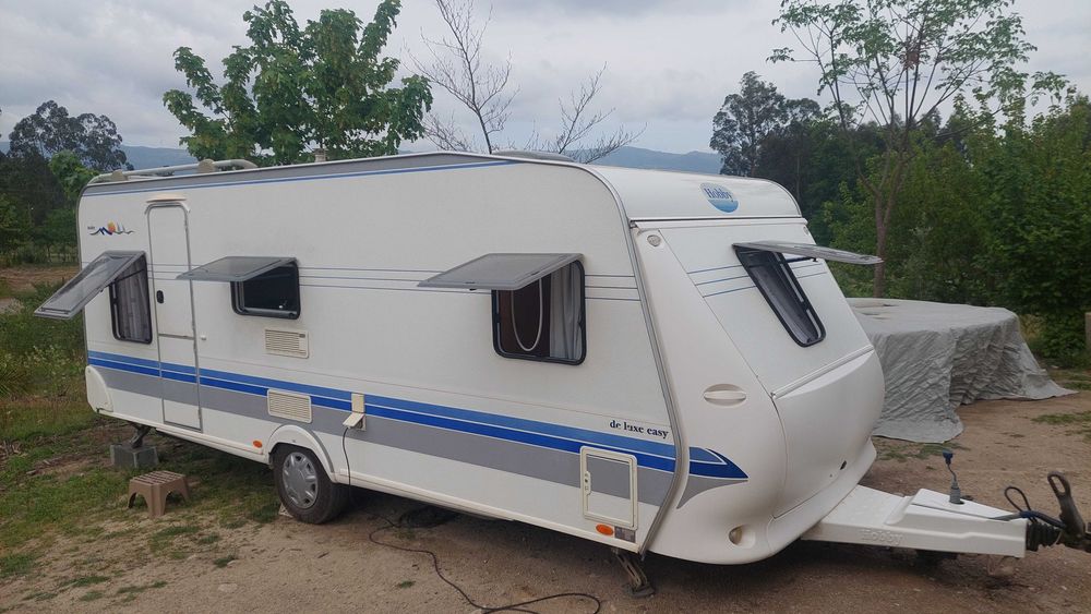 Caravana Hobby 560 com documentos