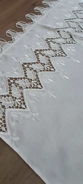 Par de cortinas brancas com bordados,
Como novas
