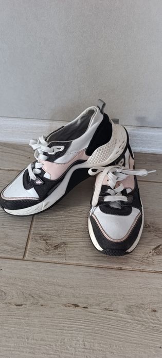 Шкіряні кросівки