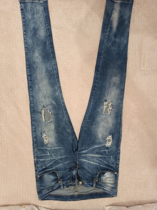 Jeansy damskie z rozdarciami