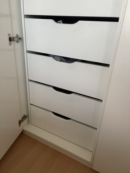 Movel guarda vestidos e movel gavetão, com 8 gavetas .