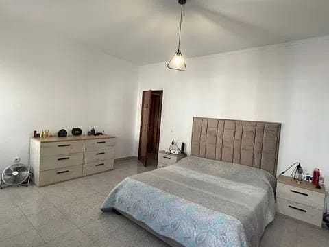 Moradia T5 no centro do Pinhal Novo com garagem, quintal e anexo