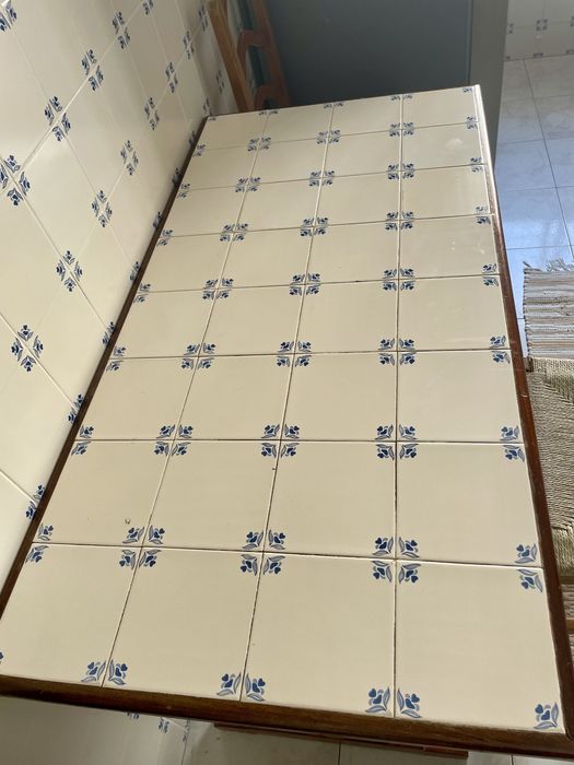 Mesa de madeira e azulejo