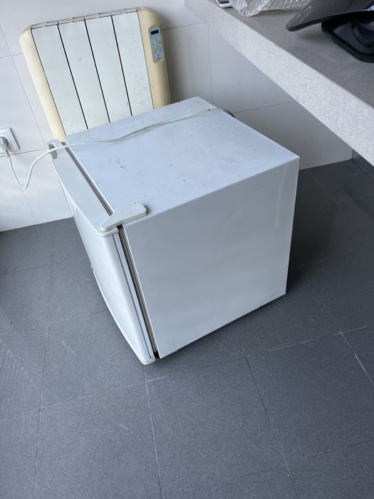 Mini Frigorífico / Minibar Electronia - Ideal para Quarto ou Escritório