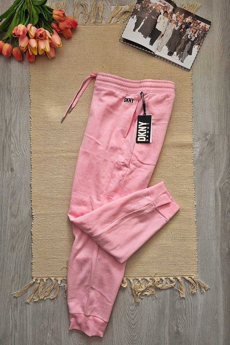 Nowe spodnie dresowe DKNY damskie różowe joggersy kryształki L Premium