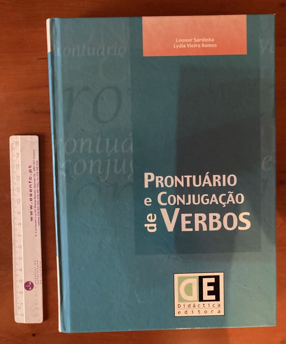 Livros de português e dicionários