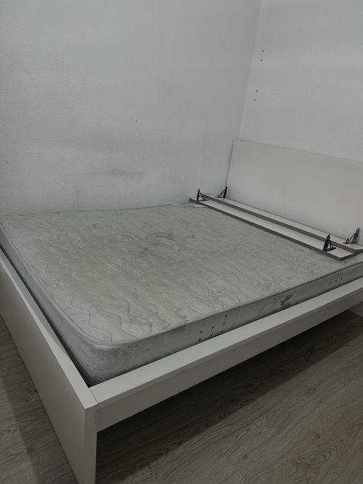 Cama e guarda roupa branco