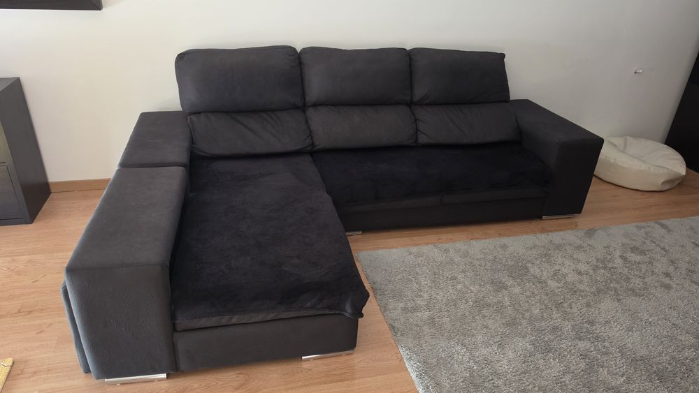 Sofa preto com chaise longue amovivel