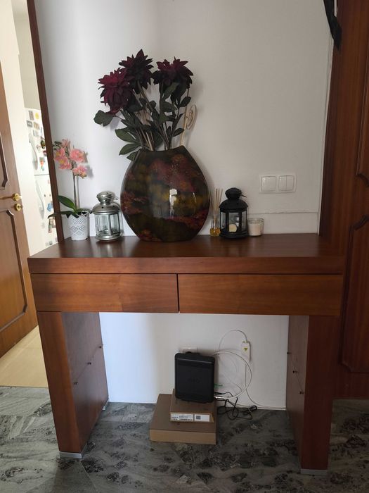 Cómoda em madeira maciça, 2 gavetas.