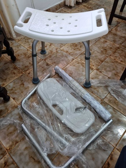 Cadeira de banho, com costas, nova. Ainda na caixa.