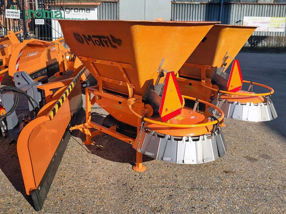 Rozsiewacz MOTYL POM Augustów piaskarka posypywarka solarka piasku sól