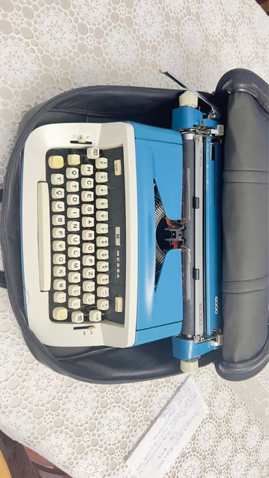 Máquina de escrever Messa 6000 igual à de José Saramago