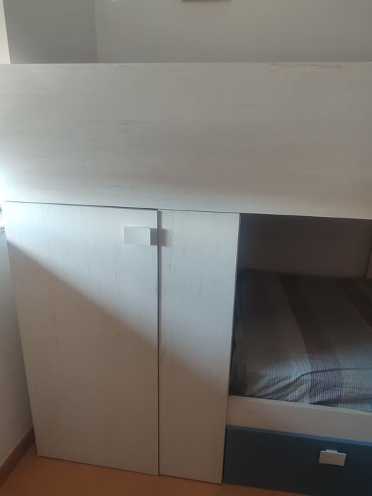 Beliche pouco usado com colchões incluídos. Tem dois gavetões e um armário pequeno embutido.