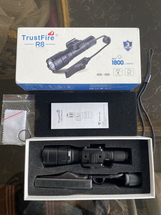 Тактичний  підствольний ліхтарик з високою яскравістю 1800 люменів