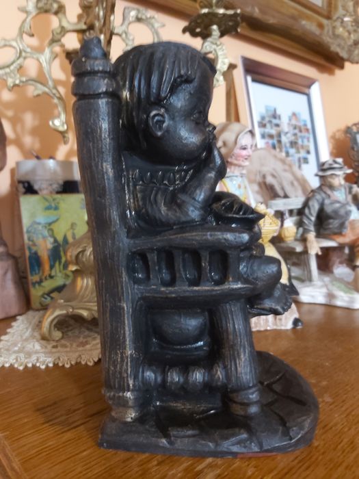 Holenderska figurka chłopca z alabastru. XXw.