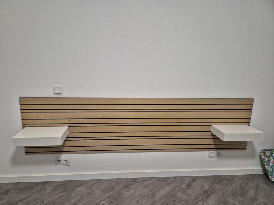 Cabeceira de cama é duas mesas de Cabeceira