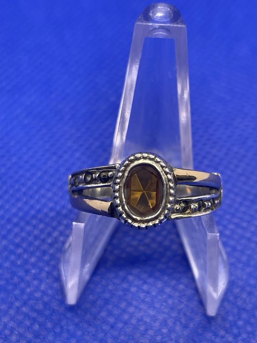 Anel em prata com pedra amarela e detalhes chapados a ouro