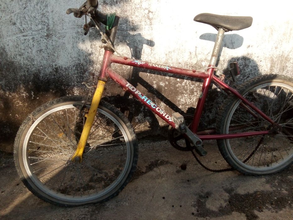 Várias bicicletas para restauro