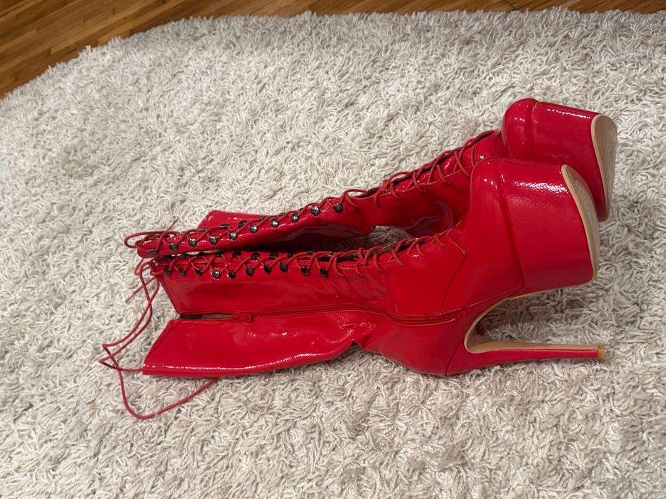 Стріпи чоботи червоні лакові