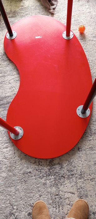 Mesa/secretaria vermelha