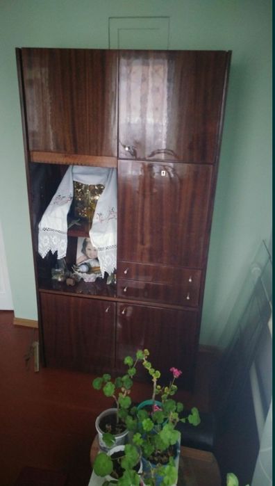 Шафа трюмо полиці місце зберігання сервант