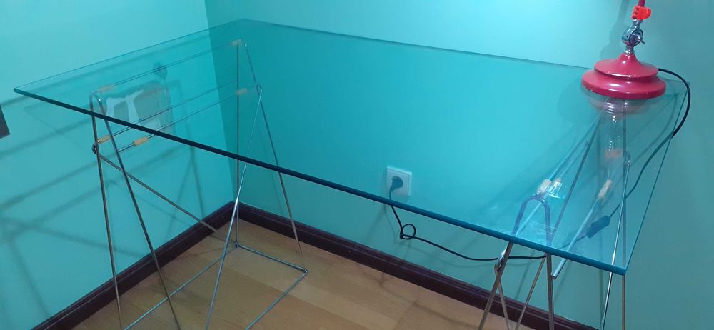 Mesa, cadeira de secretária, e estante.